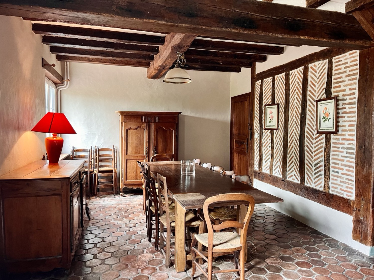La grande salle à manger, table de ferme et mur à colombages