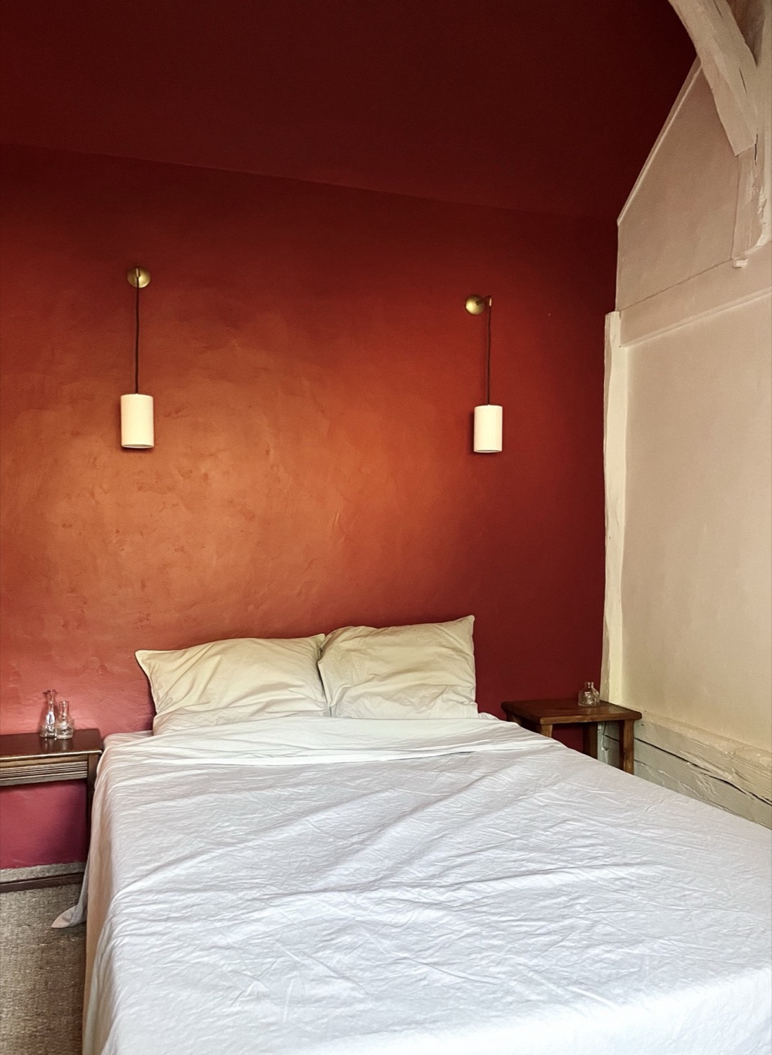 Chambre à la teinte terracotta, ambiance chaleureuse
