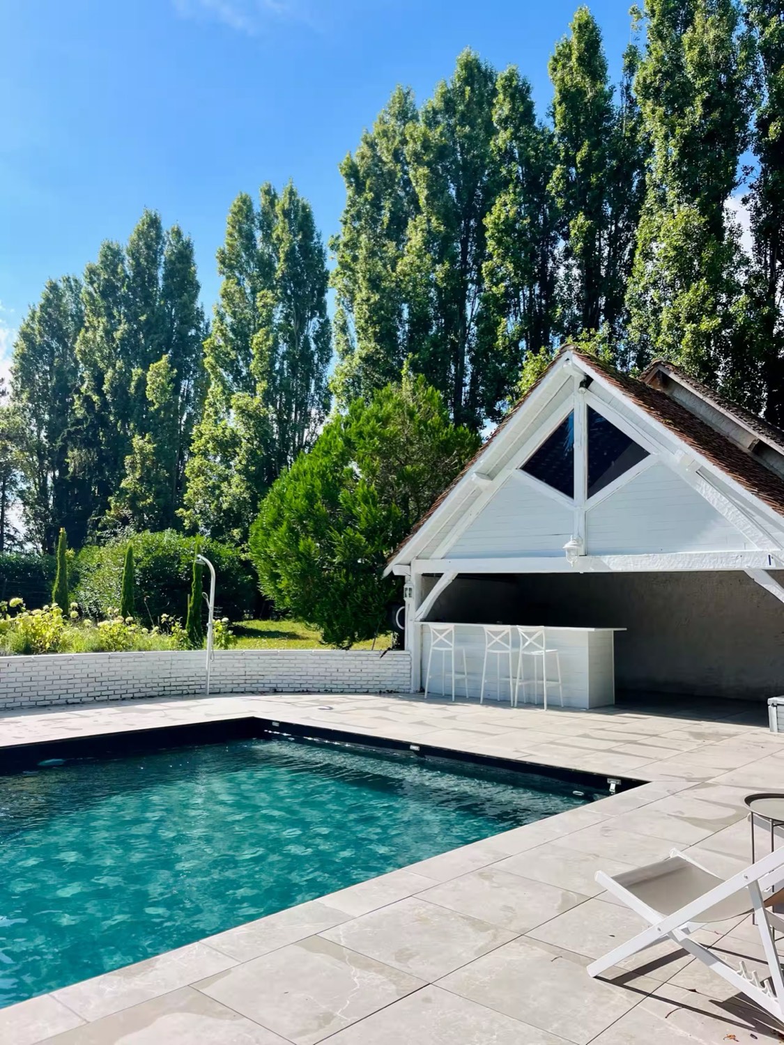 La piscine chauffée et son pool house avec bar d'été