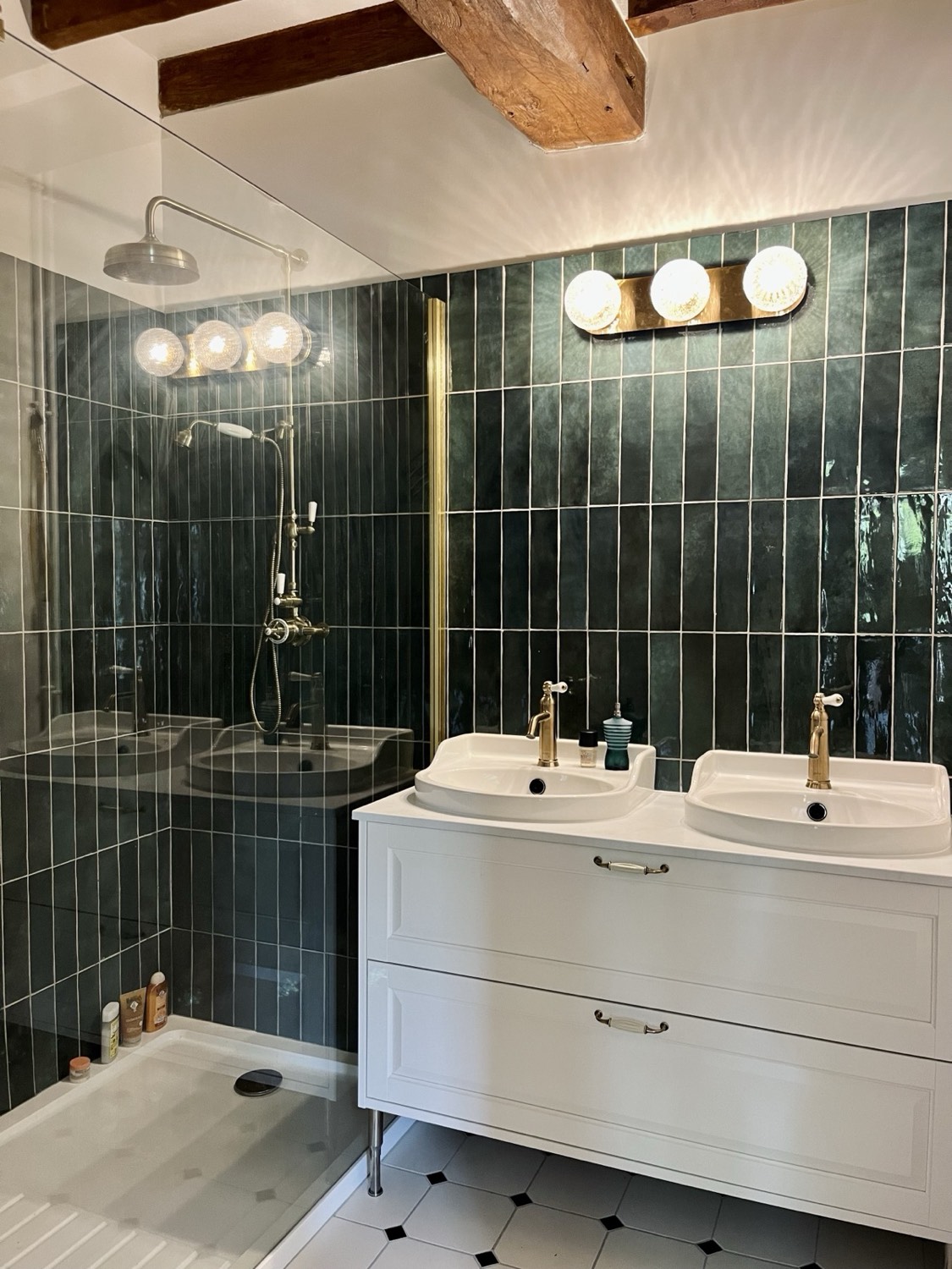 Salle de bain aux faïences vertes, douche à l'italienne et double vasque