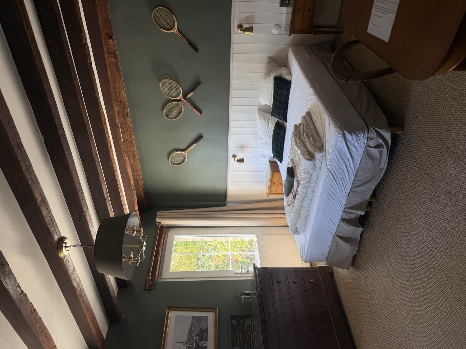 Chambre décorée de raquettes anciennes, sous les poutres apparentes