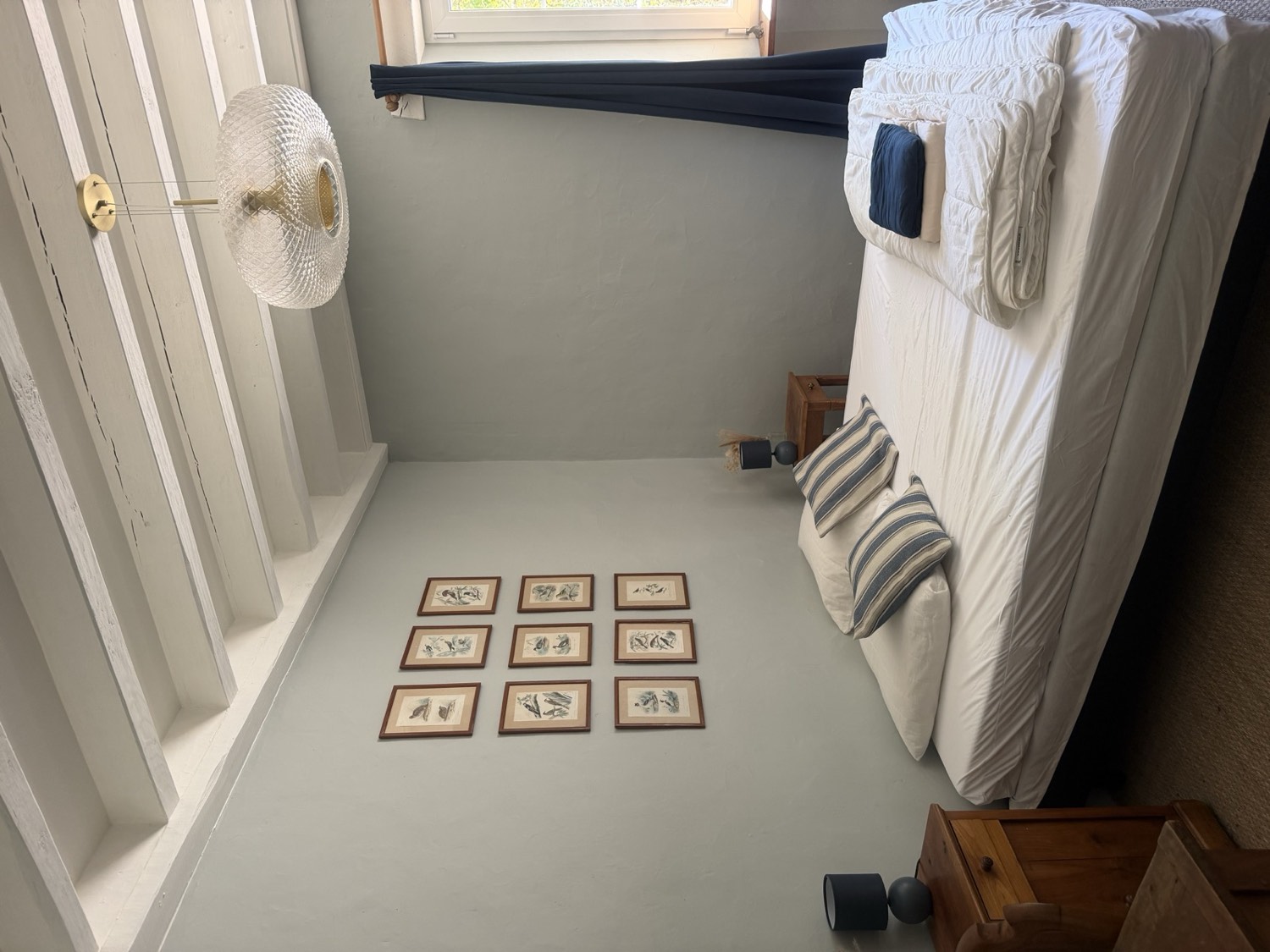 Chambre ornée de planches botaniques encadrées