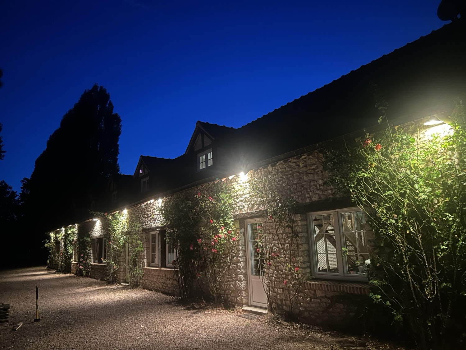 La longère en pierre illuminée à la tombée de la nuit