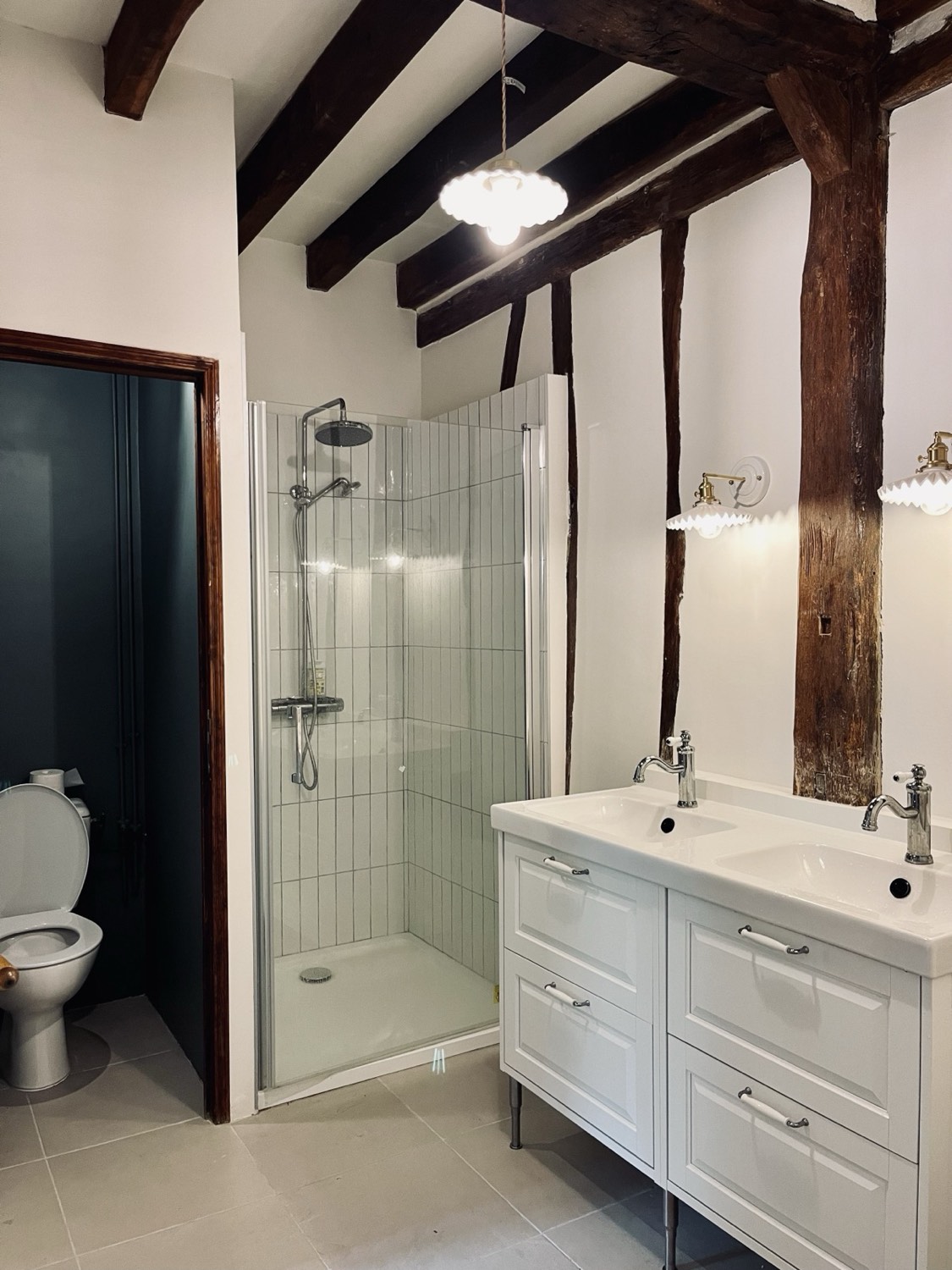Salle de bain sous charpente, douche et double vasque