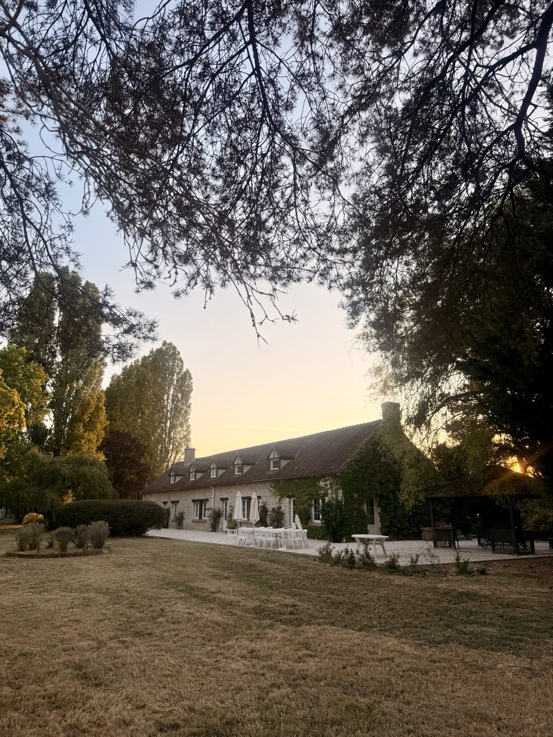 La façade de la longère au coucher du soleil