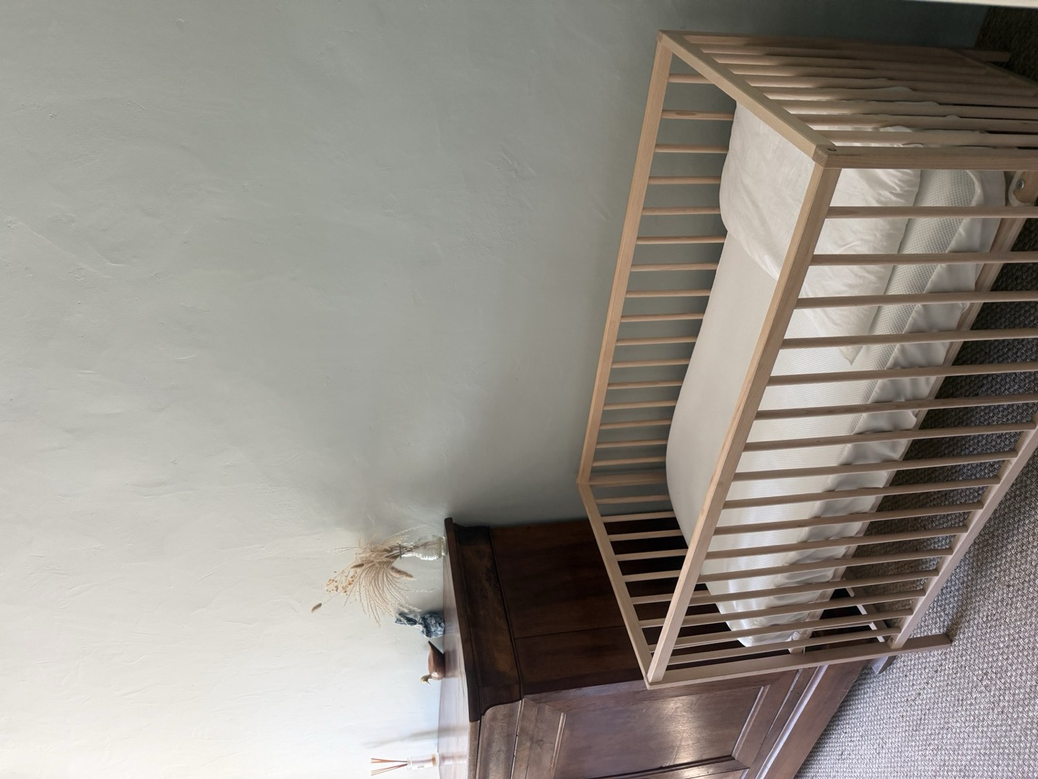 Chambre équipée d'un lit bébé, pensée pour les familles