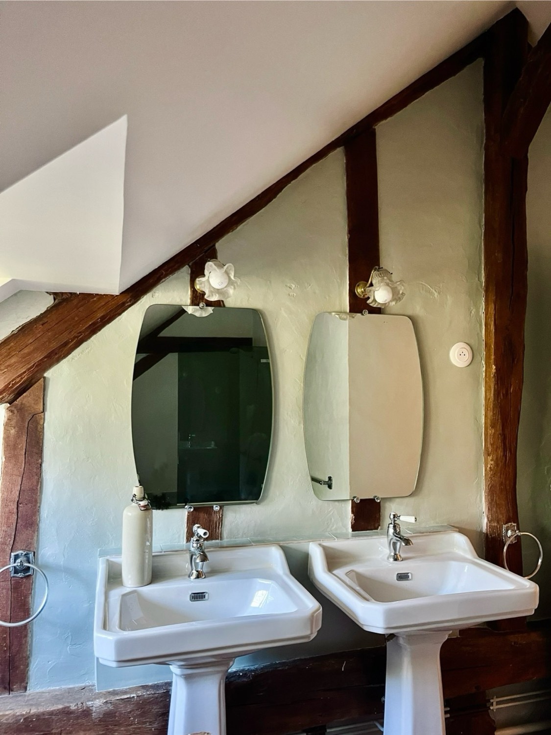 Salle d'eau aux vasques anciennes, sous la charpente