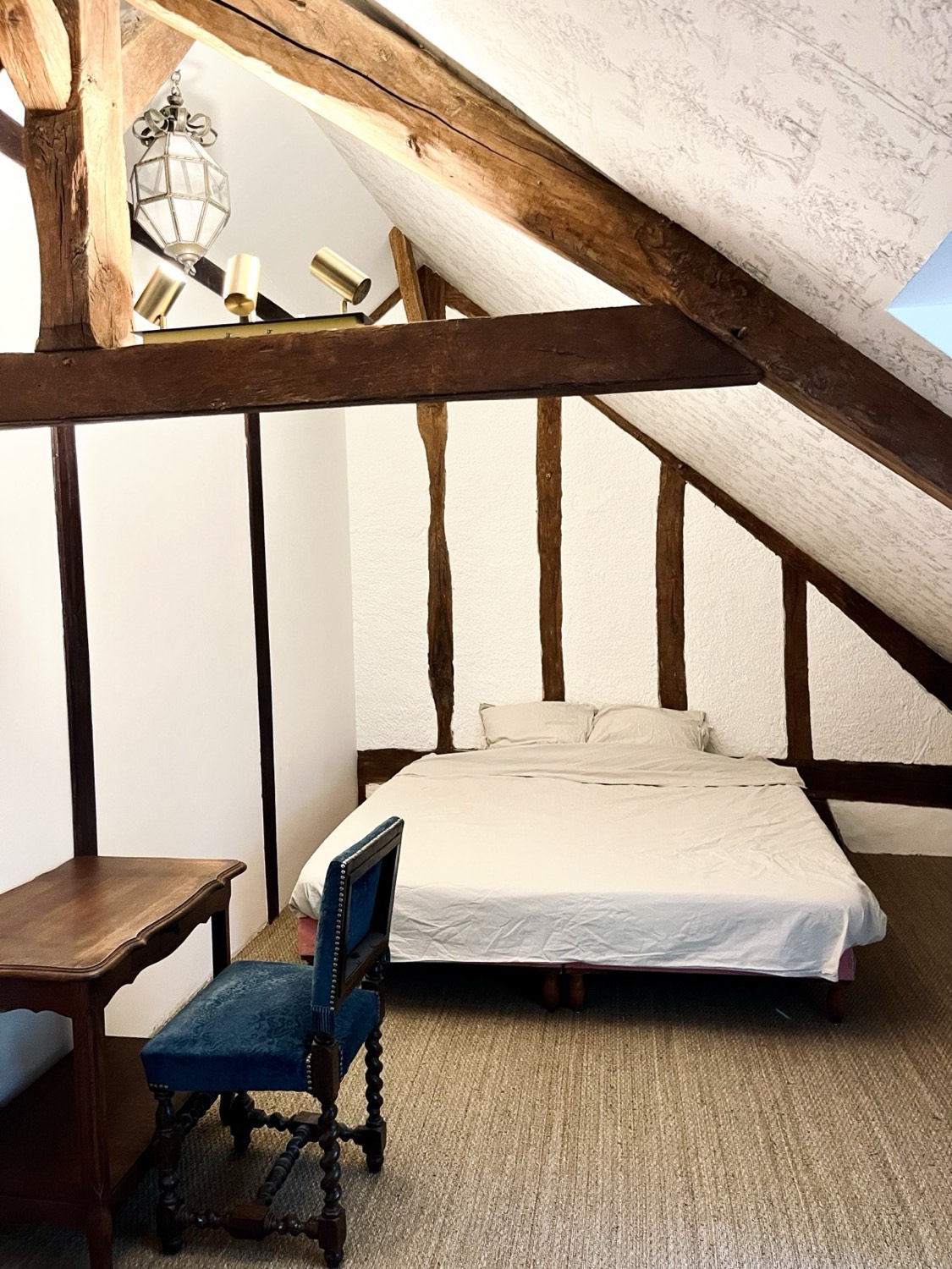 Chambre romantique sous la charpente ancienne