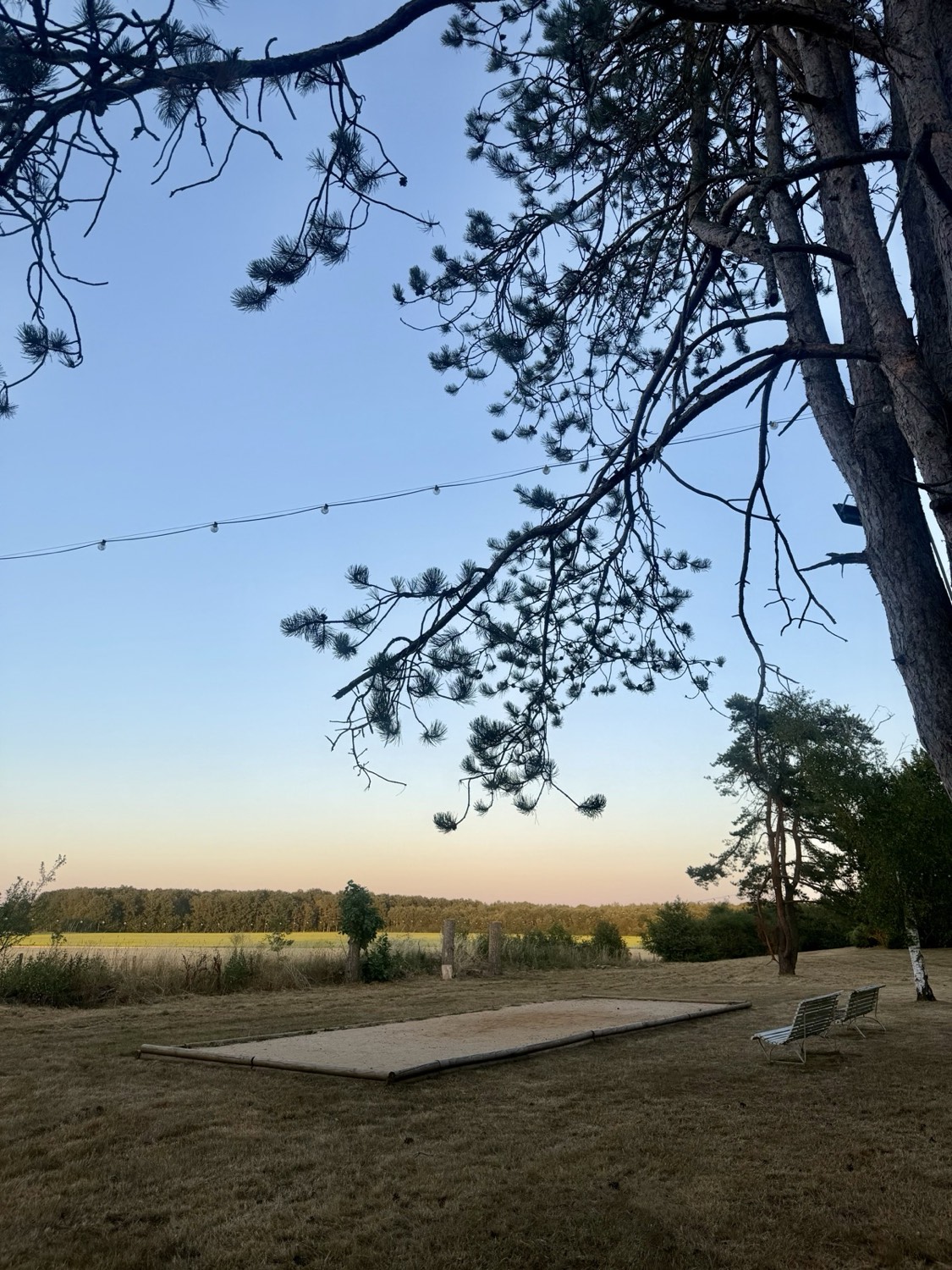 La piscine et sa grande terrasse ensoleillée