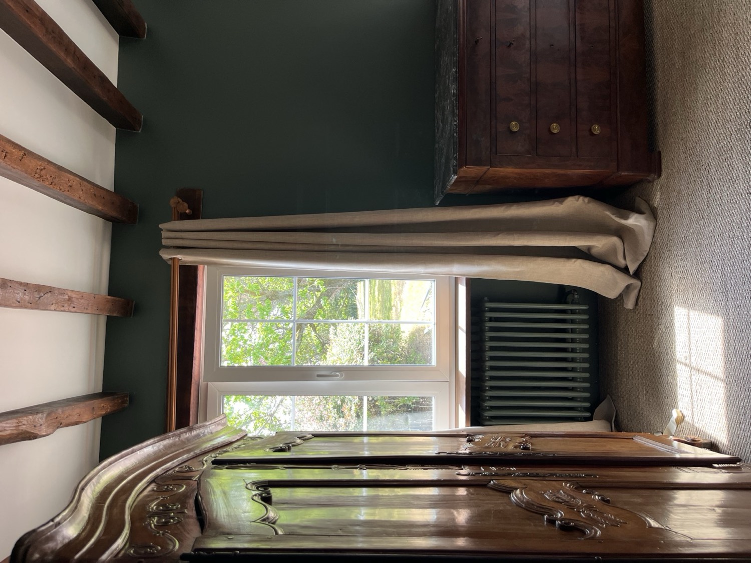 Chambre aux murs verts, armoire et commode anciennes