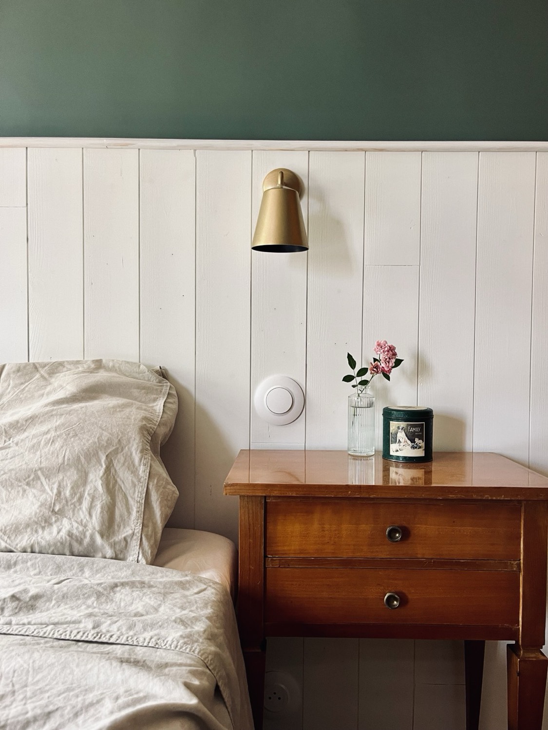 Chambre cosy, applique en laiton et chevet fleuri