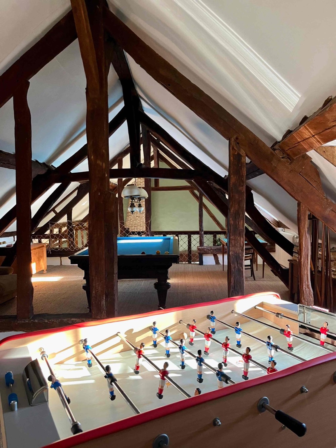 La salle de jeux sous les combles, baby-foot et billard
