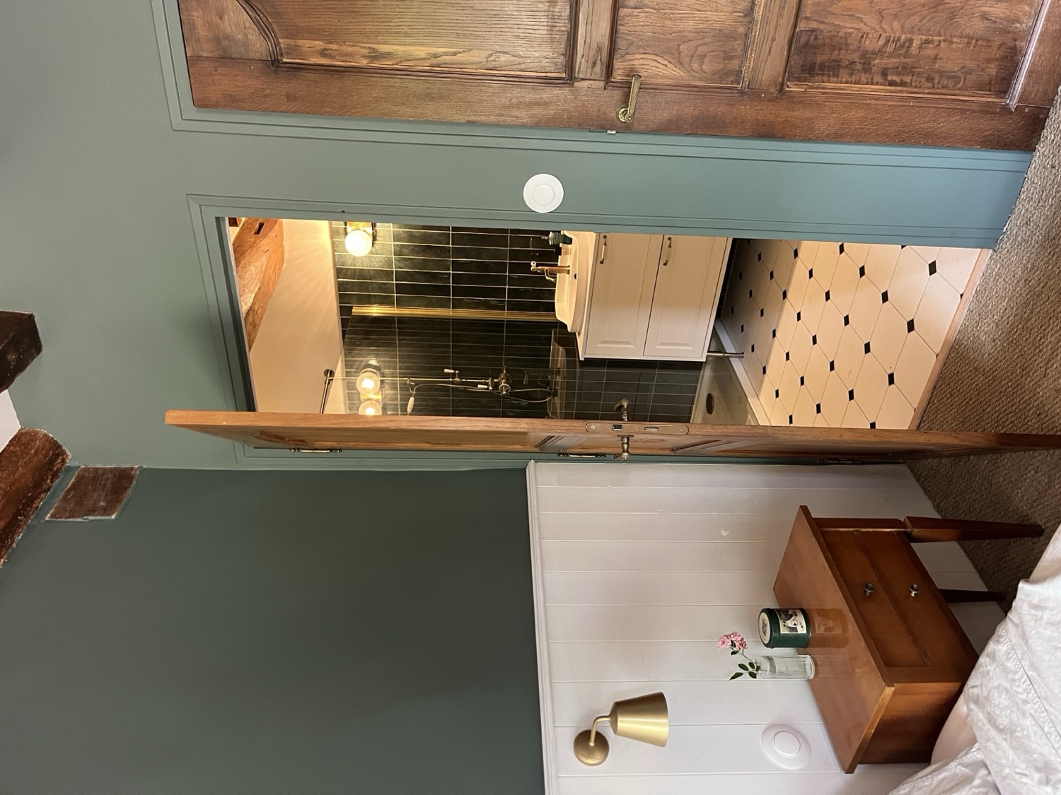 Chambre avec salle de bain attenante, aux murs verts