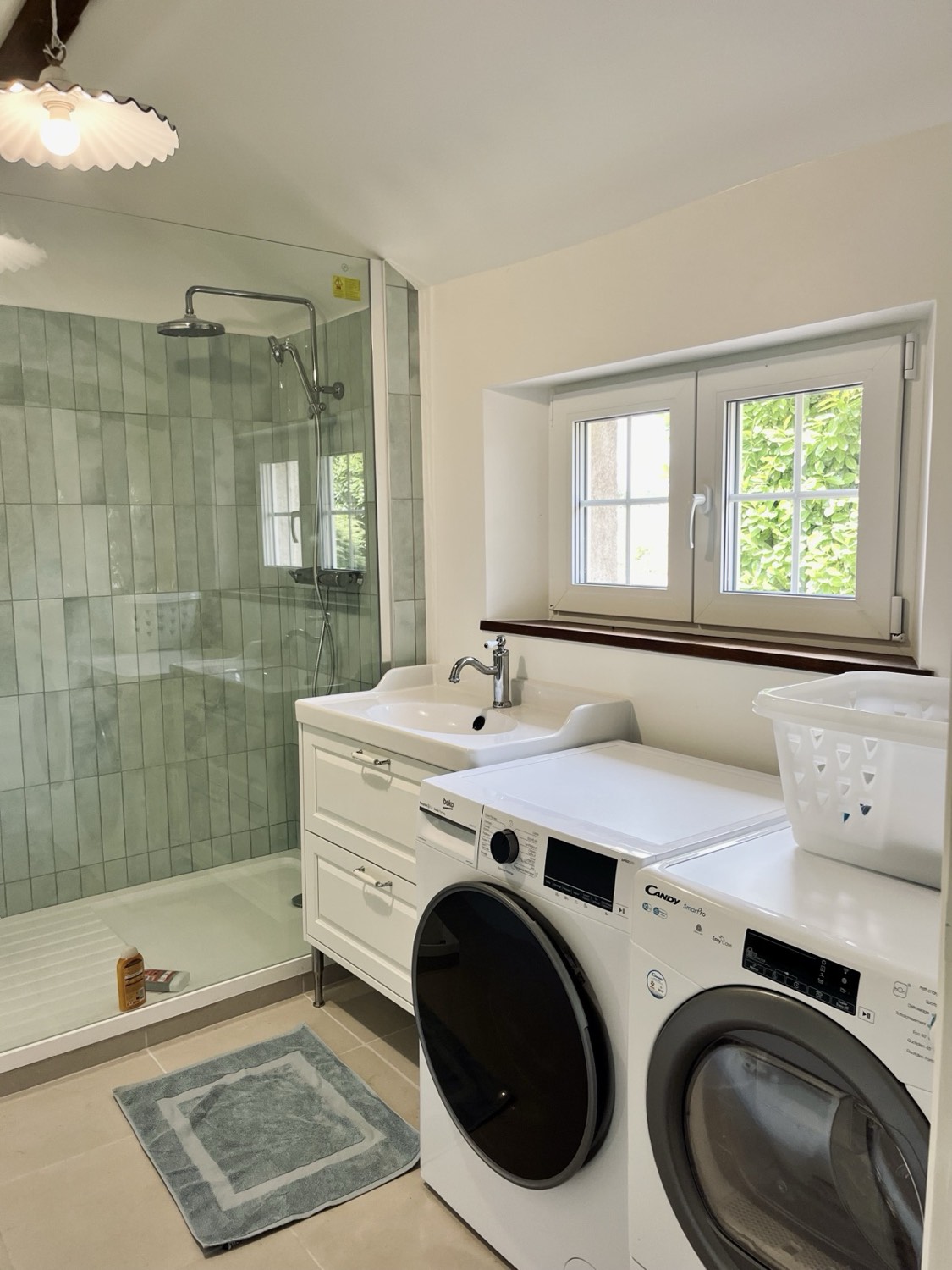 Salle de bain et buanderie : douche, lave-linge et sèche-linge