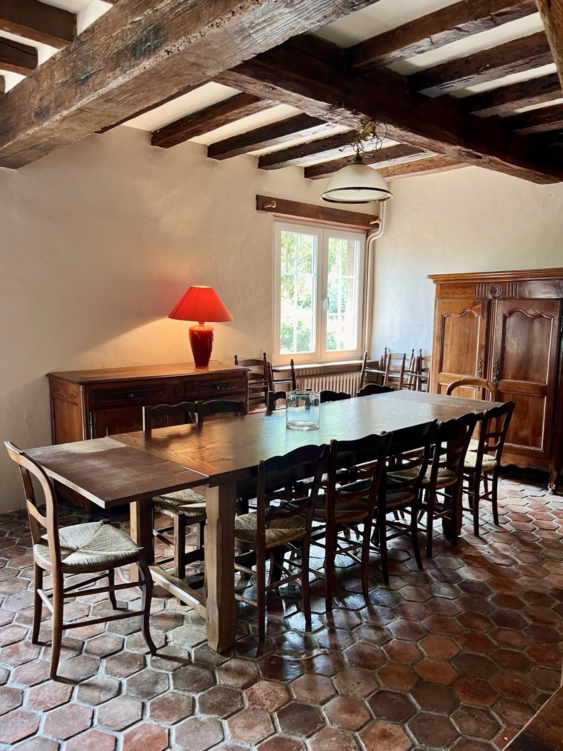 La salle à manger, grande table et armoire ancienne