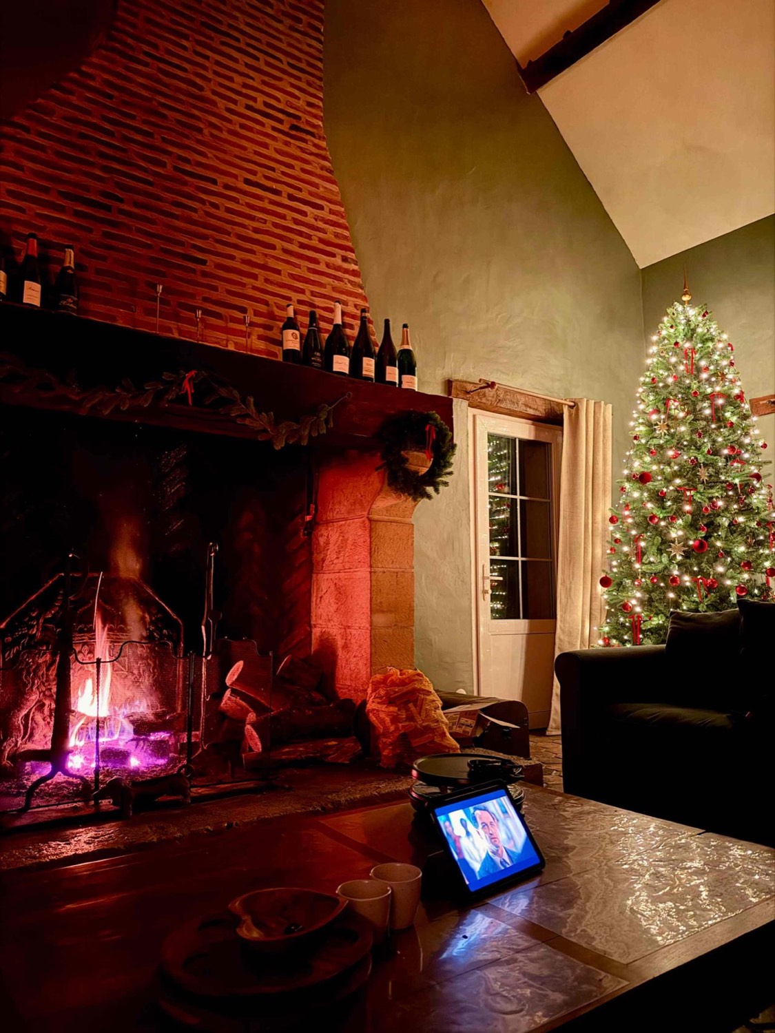 Le salon à Noël, feu de cheminée et sapin illuminé